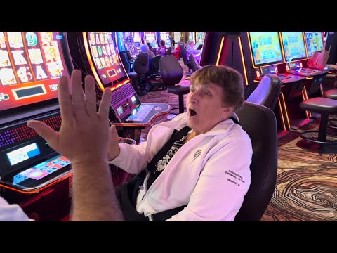I Gave This Lucky Lady $200 And She Lands A MAX BET Bonus!